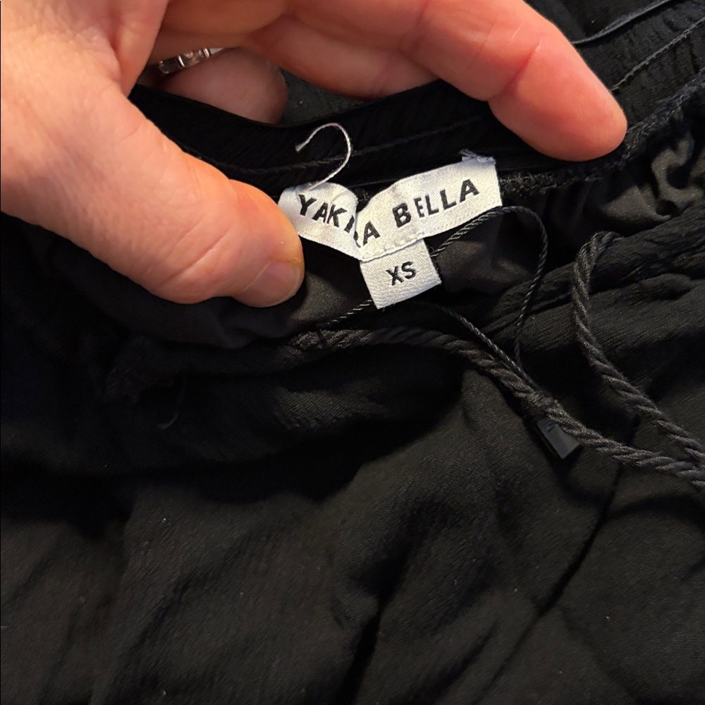 Yakira Bella flownsy dress in BLACK - Picture 4 of 6